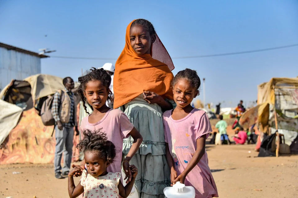 Amira met haar zusjes in Zuid-Soedan
