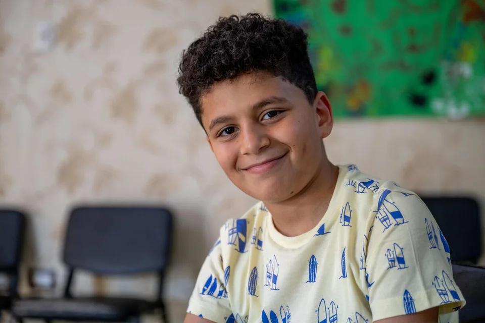 Ahmad in een Save the Children Kindvriendelijke Ruimte