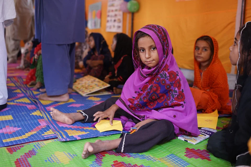 Sachal (5), in de kindvriendelijke ruimte (Child Friendly Space, CFS) van Save the Children in Dadu, Sindh.
