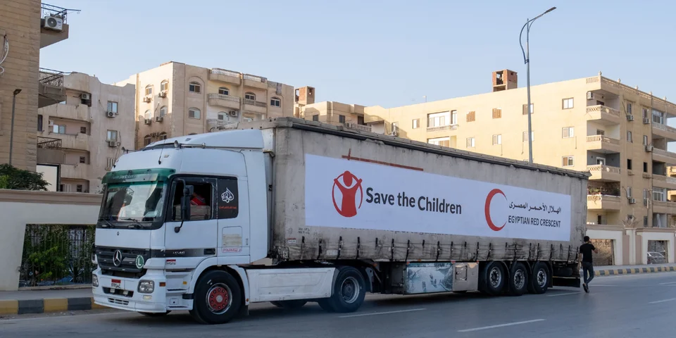 Transport Save the Children met medische benodigdheden