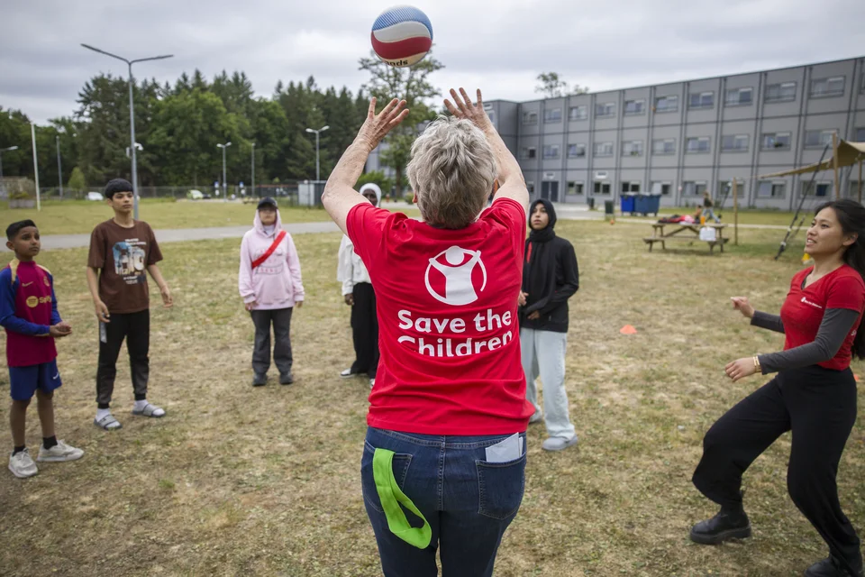 kinderen sporten buiten onder begeleiding