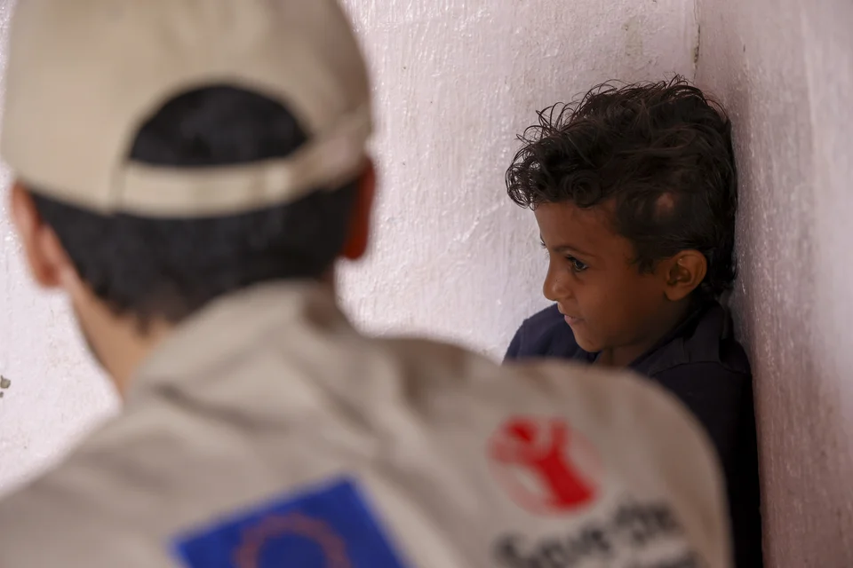 Kind en Save the Children medewerker