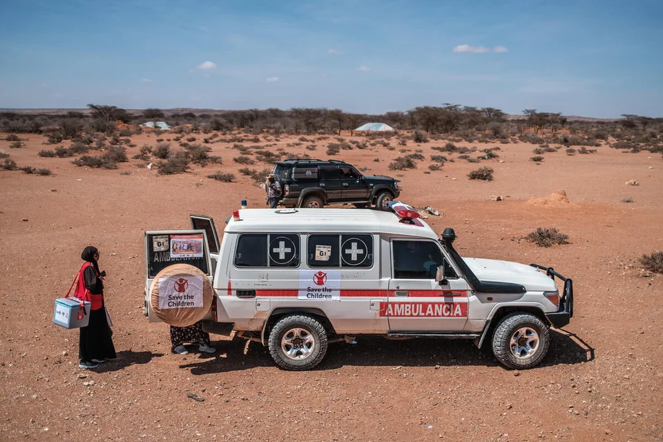 Save The Children ambulance op verlaten plek biedt hulp