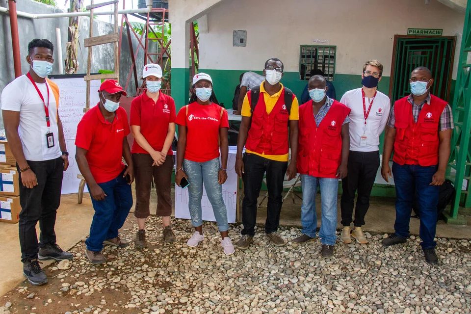 Save the Children medewerkers voor een kliniek