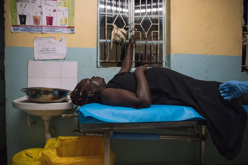 CH1608373-Emily-29-lies-in-the-delivery-room-at-a-health-clinic-in-Bungoma-Kenya.aspx%3Fwidth%3D1200%26height%3D800%26ext%3D.jpg.webp