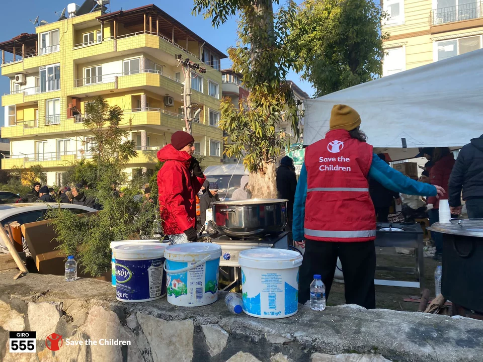 CH1771281-Save-the-Children-staff-distributing-hot-meals-to-500-people-affected-by-the-earthquake-in-Hatay-South-Turkiye.png%3Fext%3D.png.webp CH1771281-Save-the-Children-staff-distributing-hot-meals-to-500-people-affected-by-the-earthquake-in-Hatay-South-Turkiye.png%3Fext%3D.png.webp