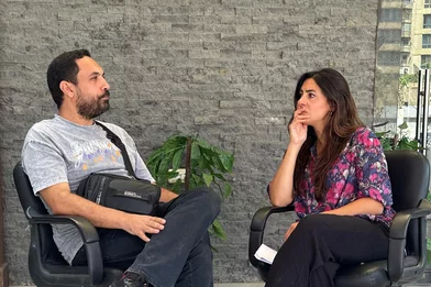Nadia Moussaid in gesprek met een vader