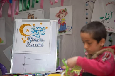 Kinderen maken versieringen voor de ramadan in een kindvriendelijke ruimte in Syrie