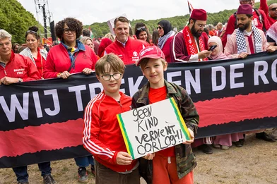 Rode Lijn protest: twee jongens met een bord met de tekst 'geen kind verdient oorlog' Rode Lijn protest: twee jongens met een bord met de tekst 'geen kind verdient oorlog'