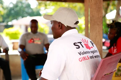 Ibrahim draagt een shirt met de tekst: 'stop geweld tegen meisjes' in Sierre Leone Ibrahim draagt een shirt met de tekst: 'stop geweld tegen meisjes' in Sierre Leone
