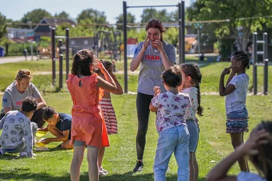 Kinderen spelen in een groep onder leiding van een TeamUp vrijwilliger