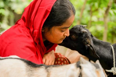 Amina uit Bangladesh met haar geit