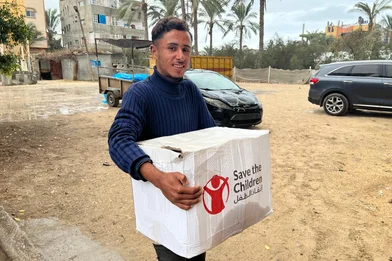 Amir uit Gaza ontvangt een voedseldonatie