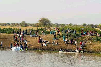 Families fleeing to the river bank in Akobo South Sudan