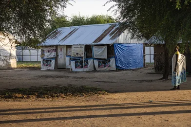 De buitenkant van een Save the Children faciliteit in Akobo, Zuid-Sudan