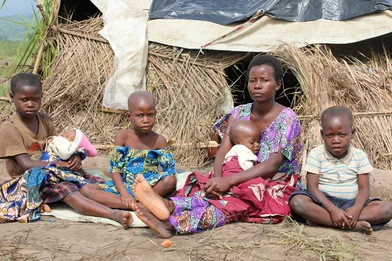 Familie in Congo die humanitaire hulp afwachten