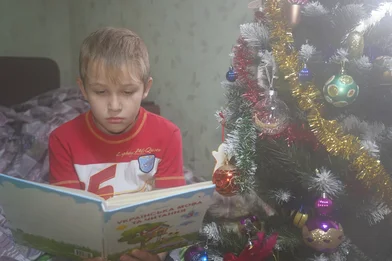 Ivan studeert in zijn huis met kerst door een kerstdonatie