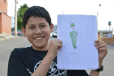 Kind met een tekening waarin hij een soldaat is