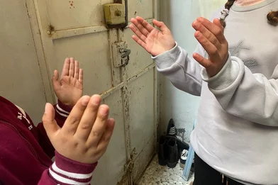 Kinderen spelen samen bij hun nieuwe huis