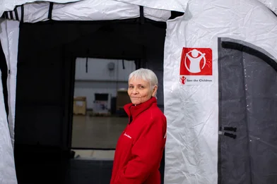 Rachel Pounds bij een tent van Save The Children