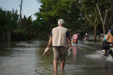 Man van Save The Children biedt noodhulp na overstroming