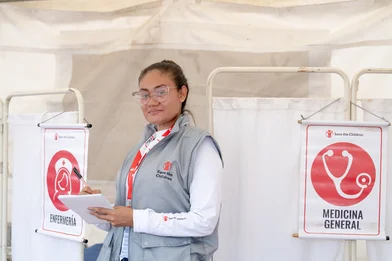 Save The Children medewerker bezig met veldwerk in Colombia