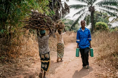Een door Save The Children getrainde monteur actief in Afrika