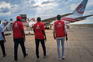 Vliegtuig levert steunpakketten van Save The Children af