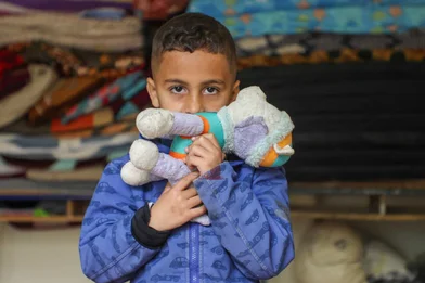 Kind houdt knuffel vast in collectieve opvang in Libanon