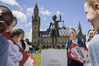 Meisje Justitia voor het Vredespaleis