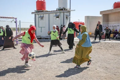 Dana speelt voetbal in een kindvriendelijke ruimte in Syrië