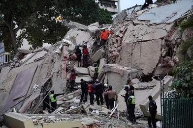 Reddingsteams zoeken in het puin na aardbevingen Venezuela