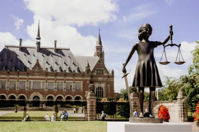 Beeld Meisje Justitia voor het Vredespaleis