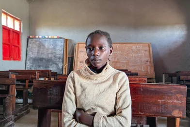 Alice* (13) zit in een leeg klaslokaal te midden van de ebola-uitbraak