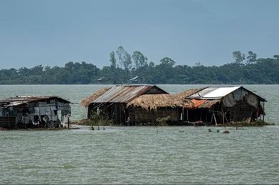Overstroomde huizen in Bangladesh