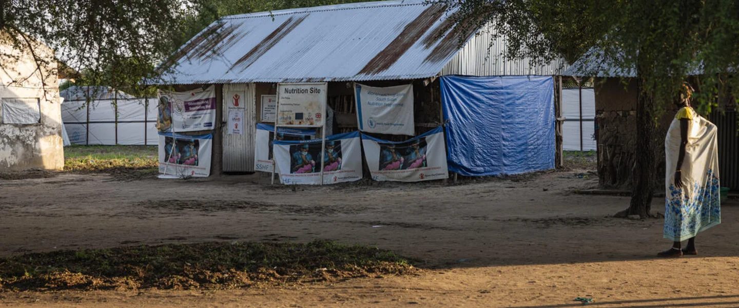 De buitenkant van een Save the Children faciliteit in Akobo, Zuid-Sudan