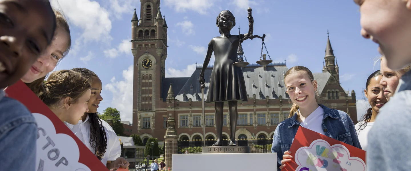 Meisje Justitia voor het Vredespaleis