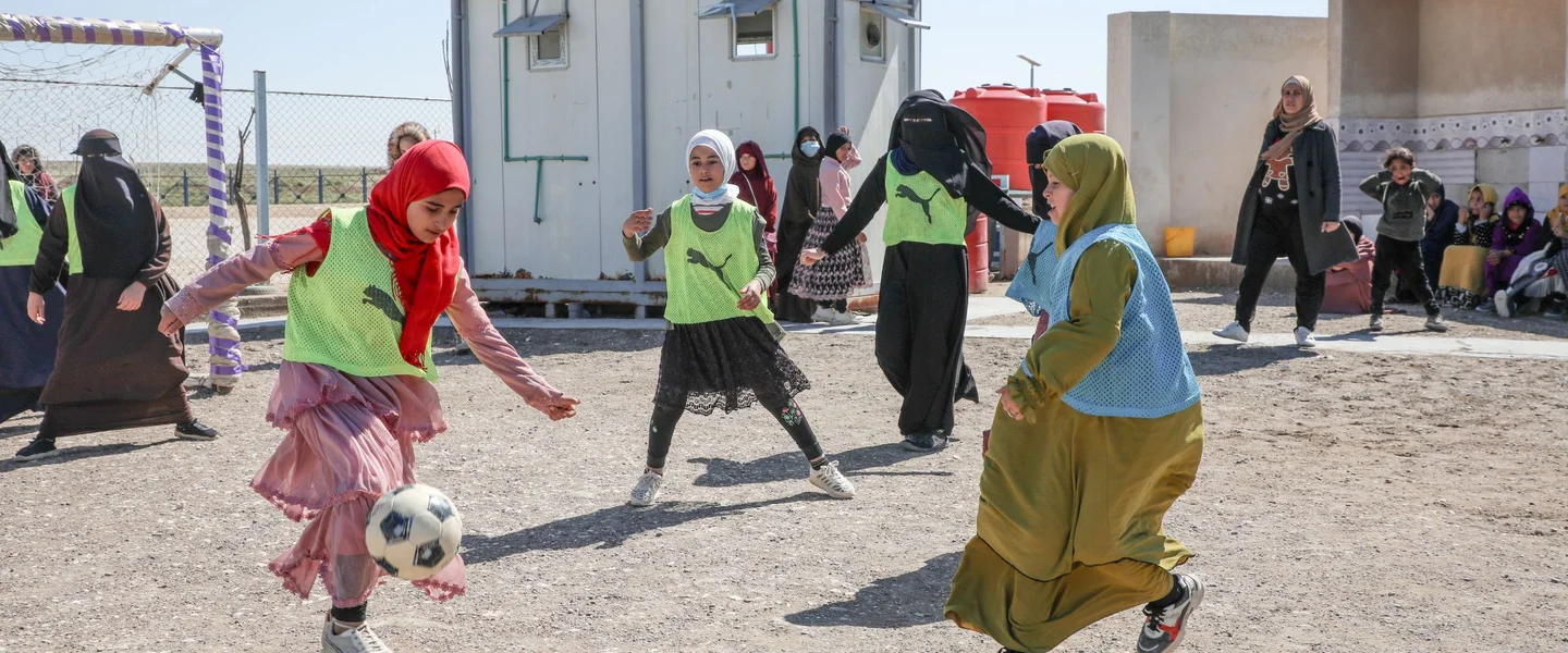 Dana speelt voetbal in een kindvriendelijke ruimte in Syrië