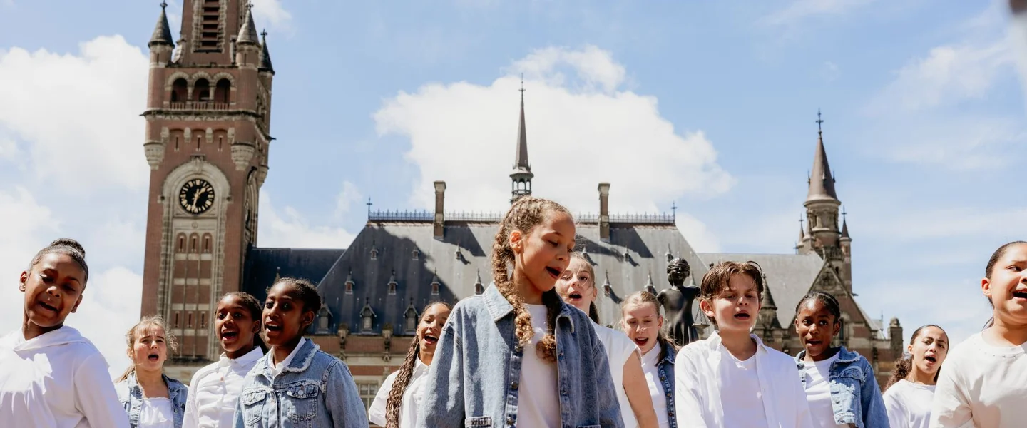 Kinderen en Meisje Justitia