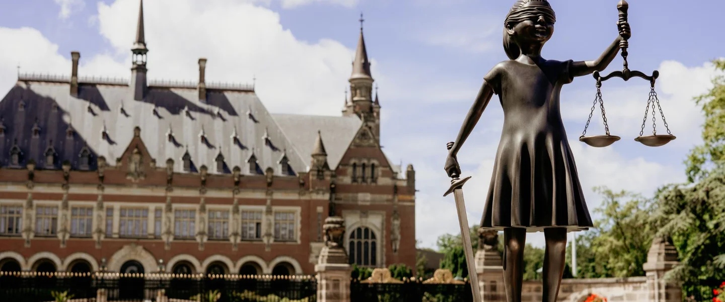 Beeld Meisje Justitia voor het Vredespaleis