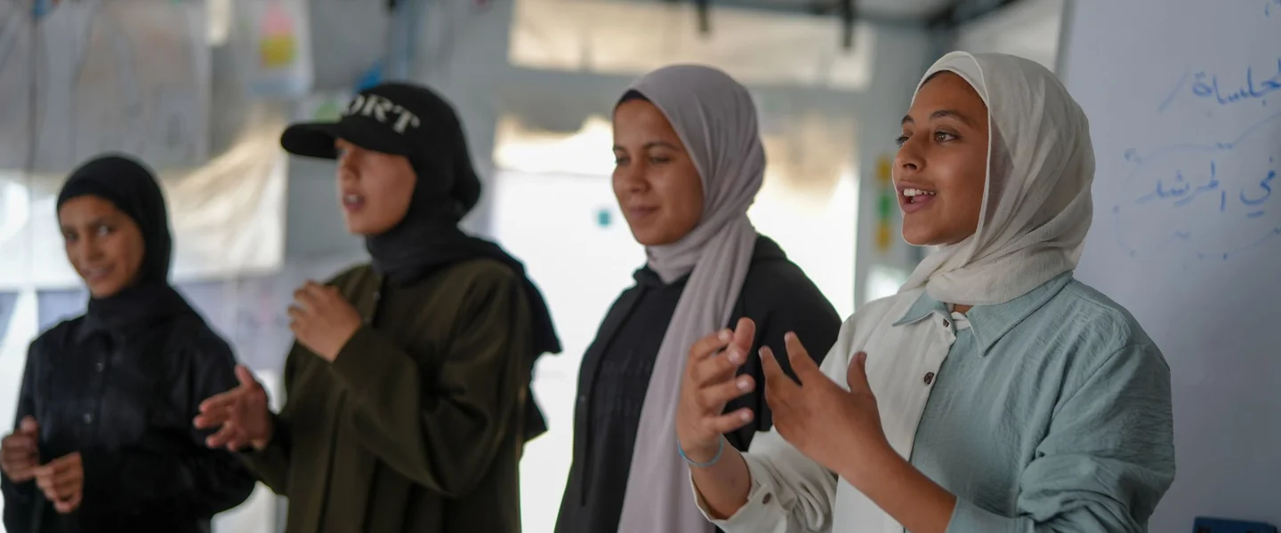 Amani*, 14 jaar, uit Gaza, spreekt tijdens een Save the Children sessie
