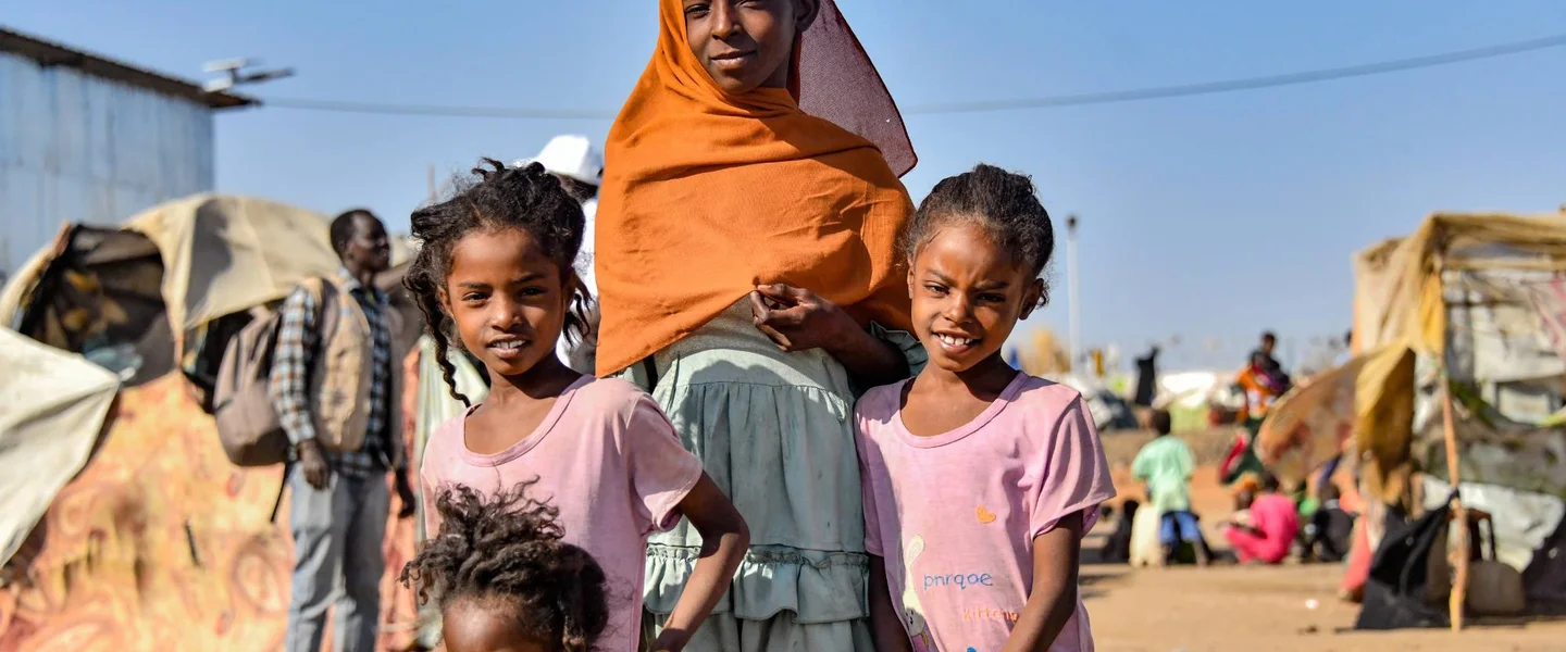 Amira met haar zusjes in Zuid-Soedan