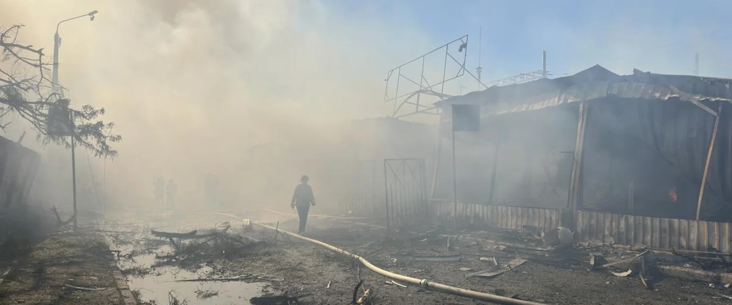 Reddingswerkers ter plaatse nadat 60 raketten Kiev troffen.