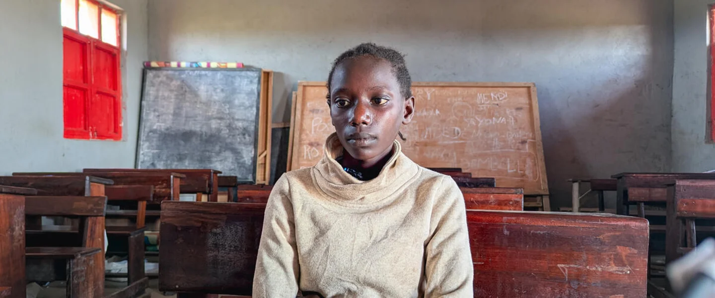 Alice* (13) zit in een leeg klaslokaal te midden van de ebola-uitbraak