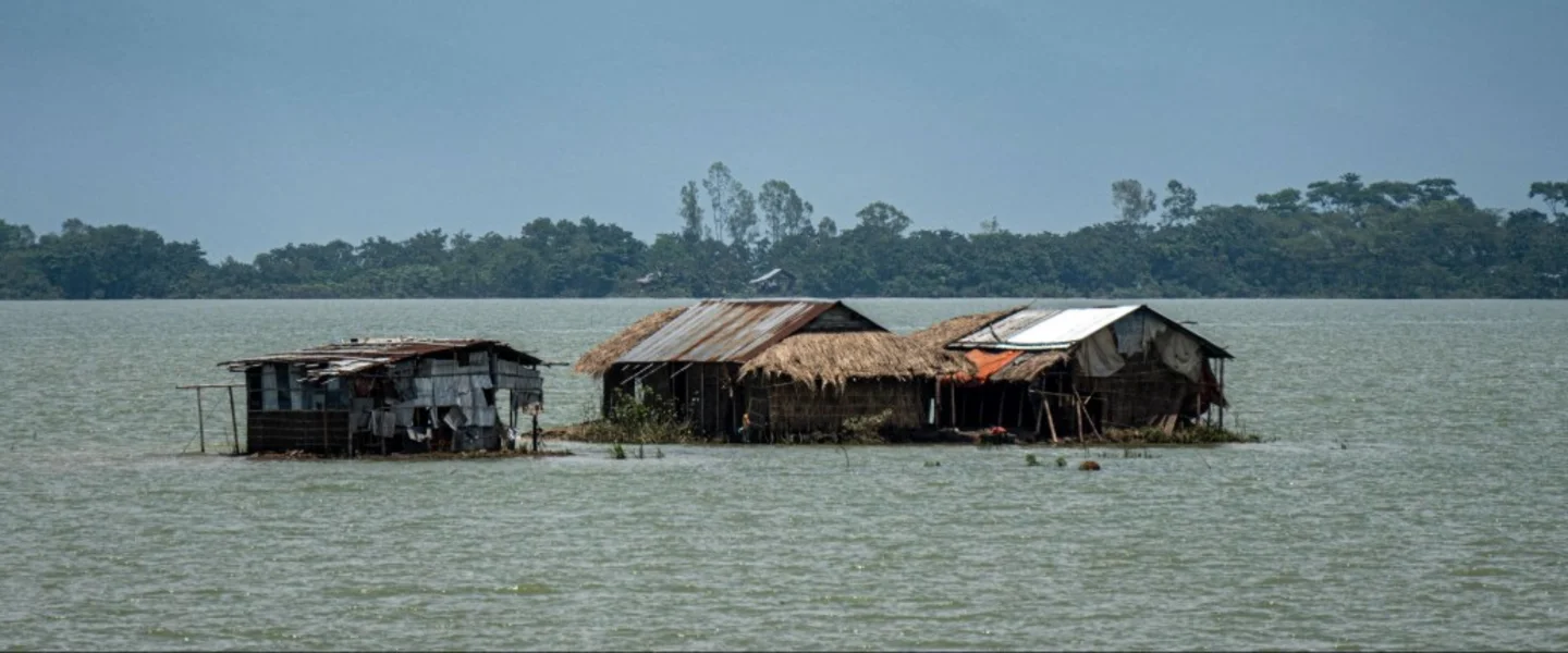 Overstroomde huizen in Bangladesh