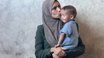 Radwa geeft haar dochter Basmas een kus op haar voorhoofd