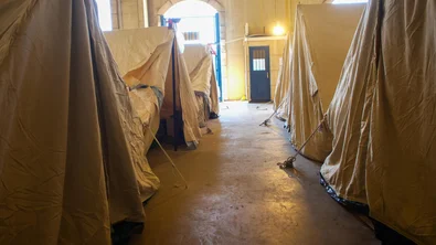 Tenten voor ontheemde gezinnen in een opvangcentrum in Beiroet.