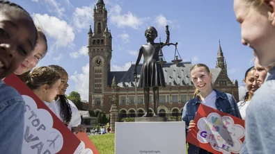 Meisje Justitia voor het Vredespaleis