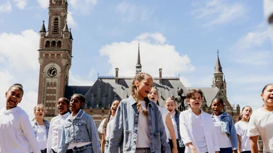 Kinderen en Meisje Justitia
