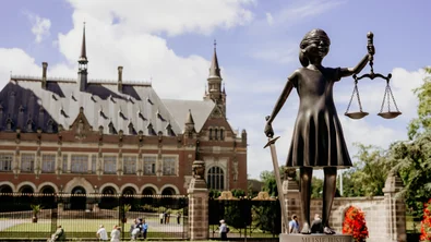 Beeld Meisje Justitia voor het Vredespaleis